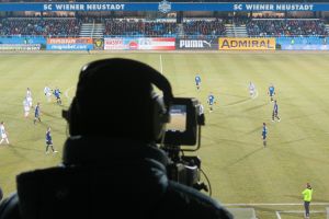 02-TV-Hauptkamera mit Spielszene vor Westtribüne